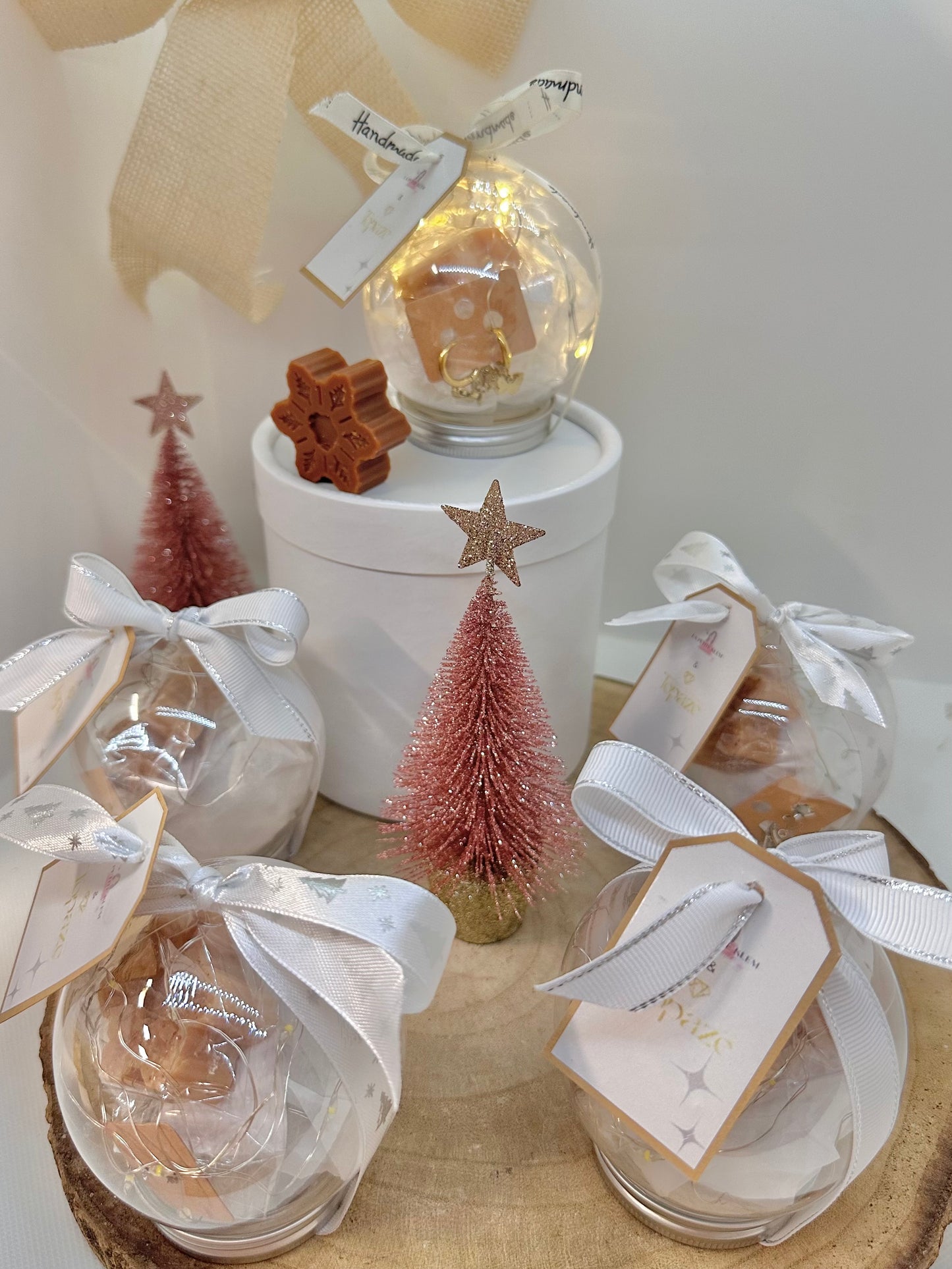 Petite Boule Cadeau LED – Fondant Flocon Nougat Blanc + Boucle d’Oreille Acier Inoxydable
