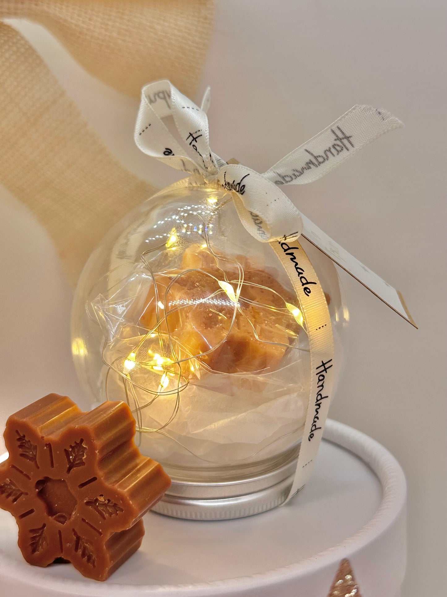 Petite Boule Cadeau LED – Fondant Flocon Nougat Blanc + Boucle d’Oreille Acier Inoxydable